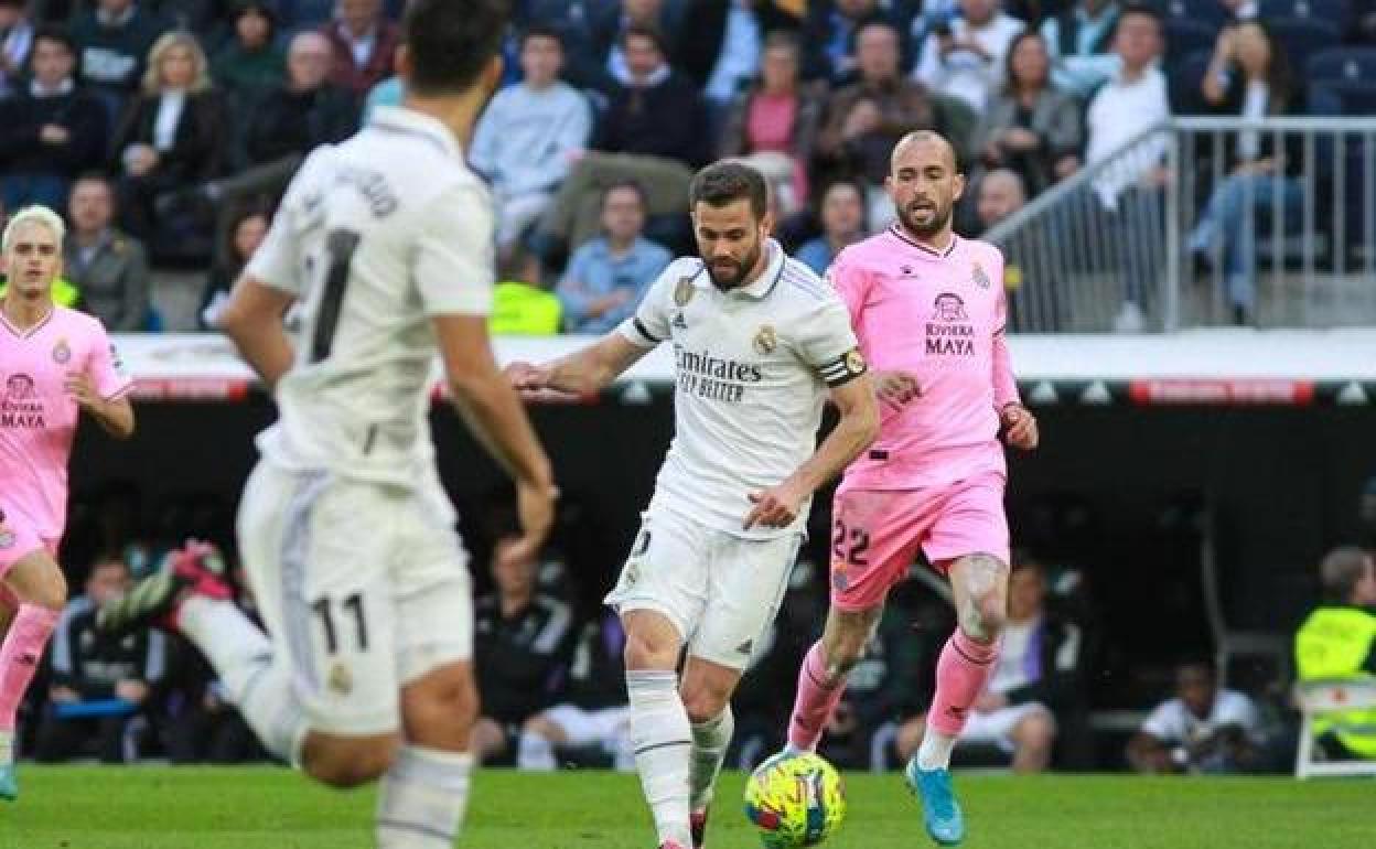 Nacho asiste a Asensio en el tercer gol del Real Madrid ante el Espanyol.