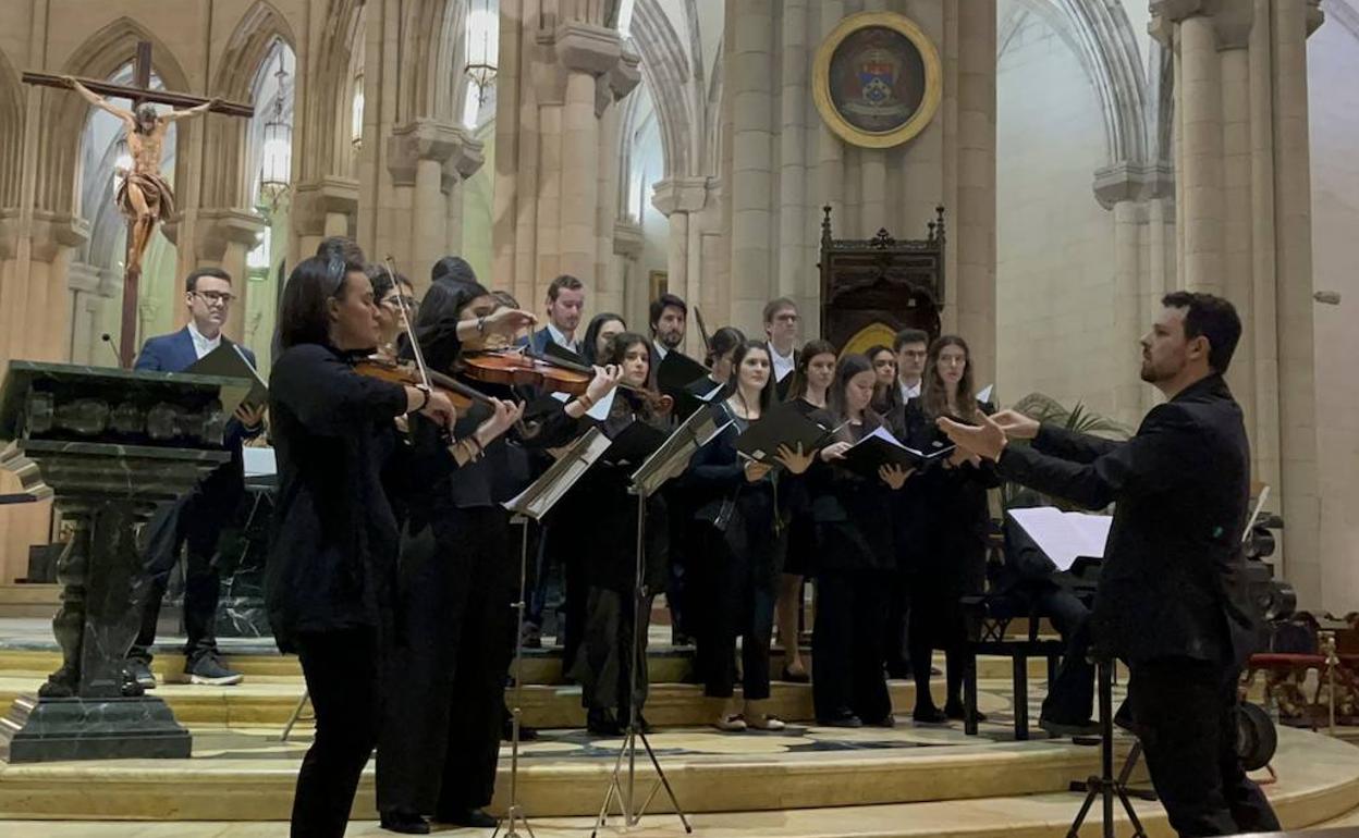 Óscar M. Leanizbarrutia dirige al coro en el estreno de la composición. 