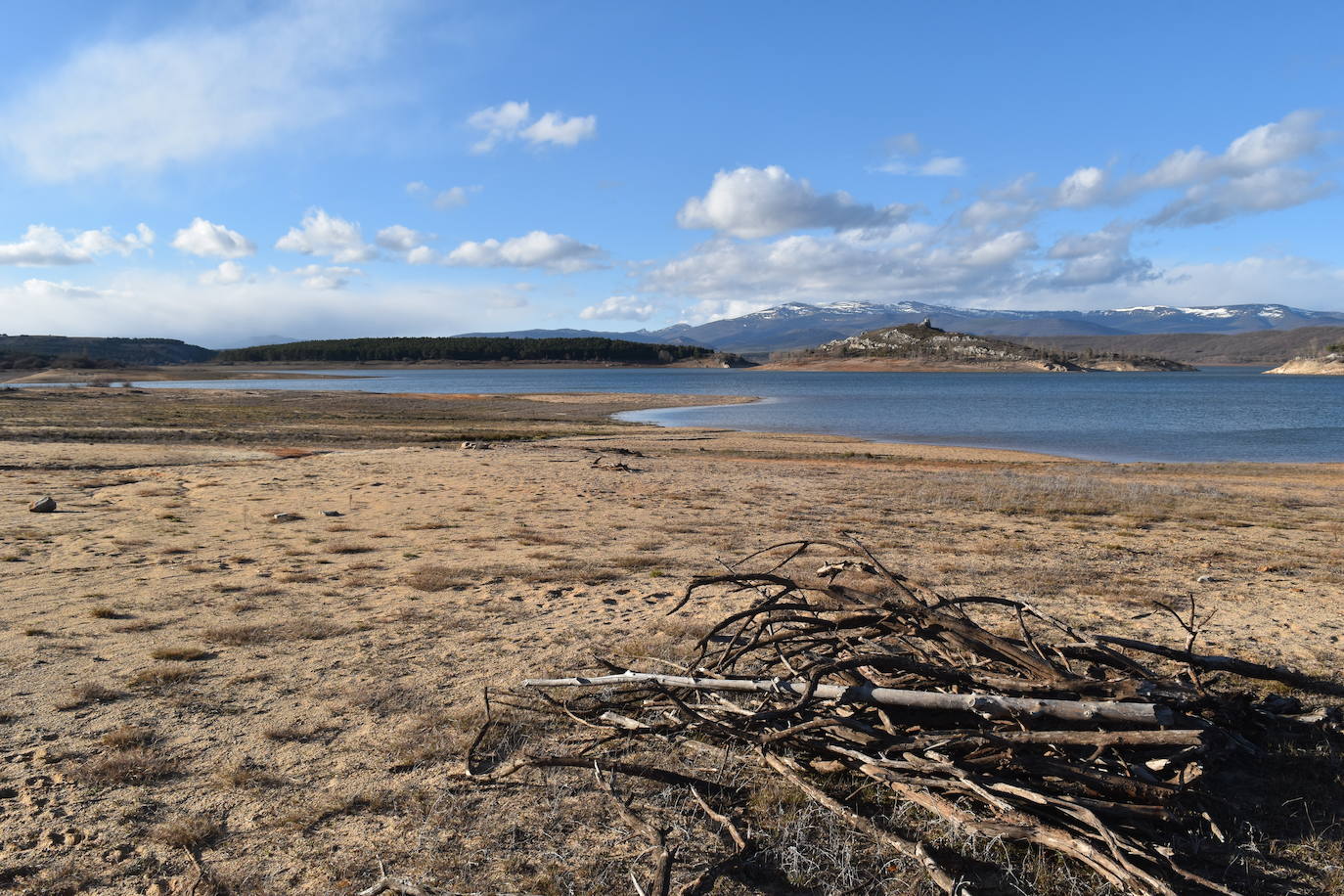 Fotos: El pantano de Aguilar llega a la primavera aún en prealerta