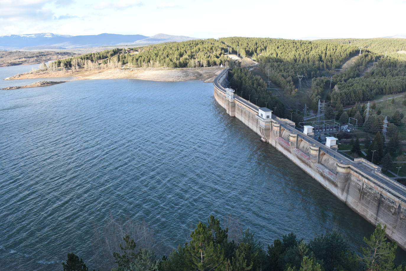 Fotos: El pantano de Aguilar llega a la primavera aún en prealerta