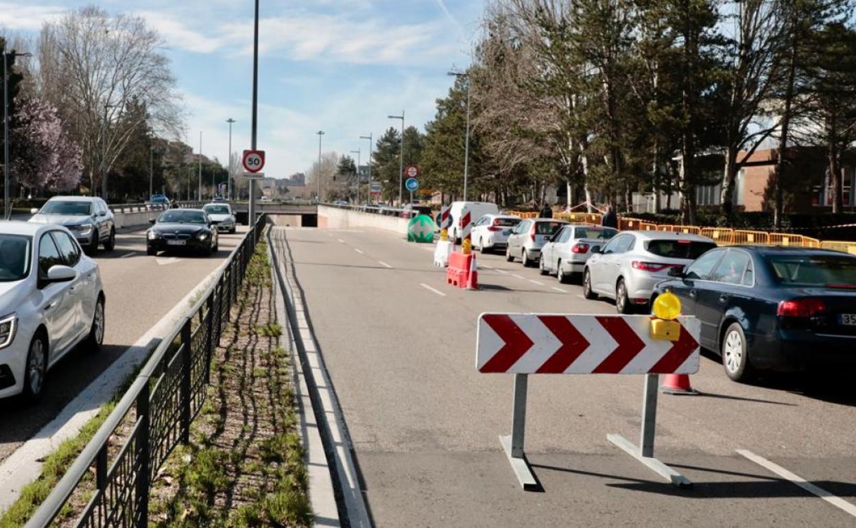 Colas junto al carril cortado esta semana del túnel de la avenida de Salamanca (hacia Parquesol). 