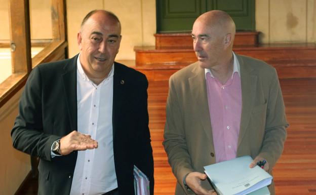 El presidente de la Diputación , Miguel Ángel de Vicente (izq.) conversa con el consejero delegado de Quinta Real, Óscar Moral, antes de comparecer este lunes. 