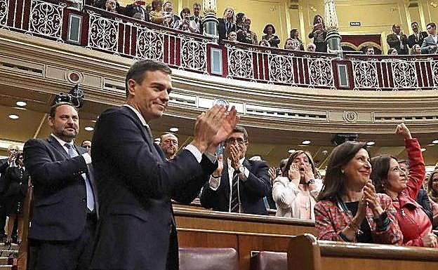 La bancada socialista plaude a Sánchez tras el triunfo de la moción de censura a Rajoy.