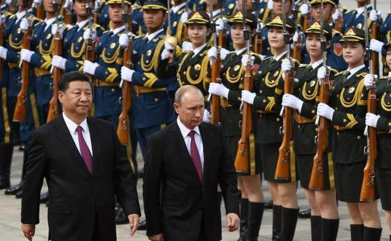 Putin, acompañado de Xi, pasa revista a las tropas a su llegada a Pekín en un viaje de 2018.