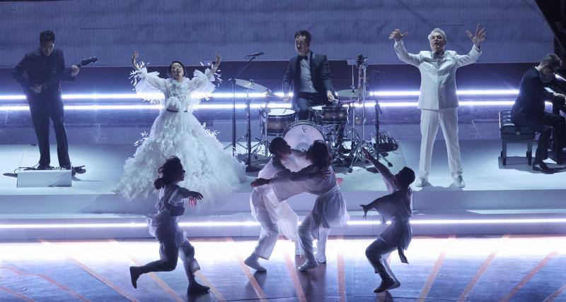 David Byrne interpreta 'This is a Life' junto a Stephanie Hsu and the Son Lux band.