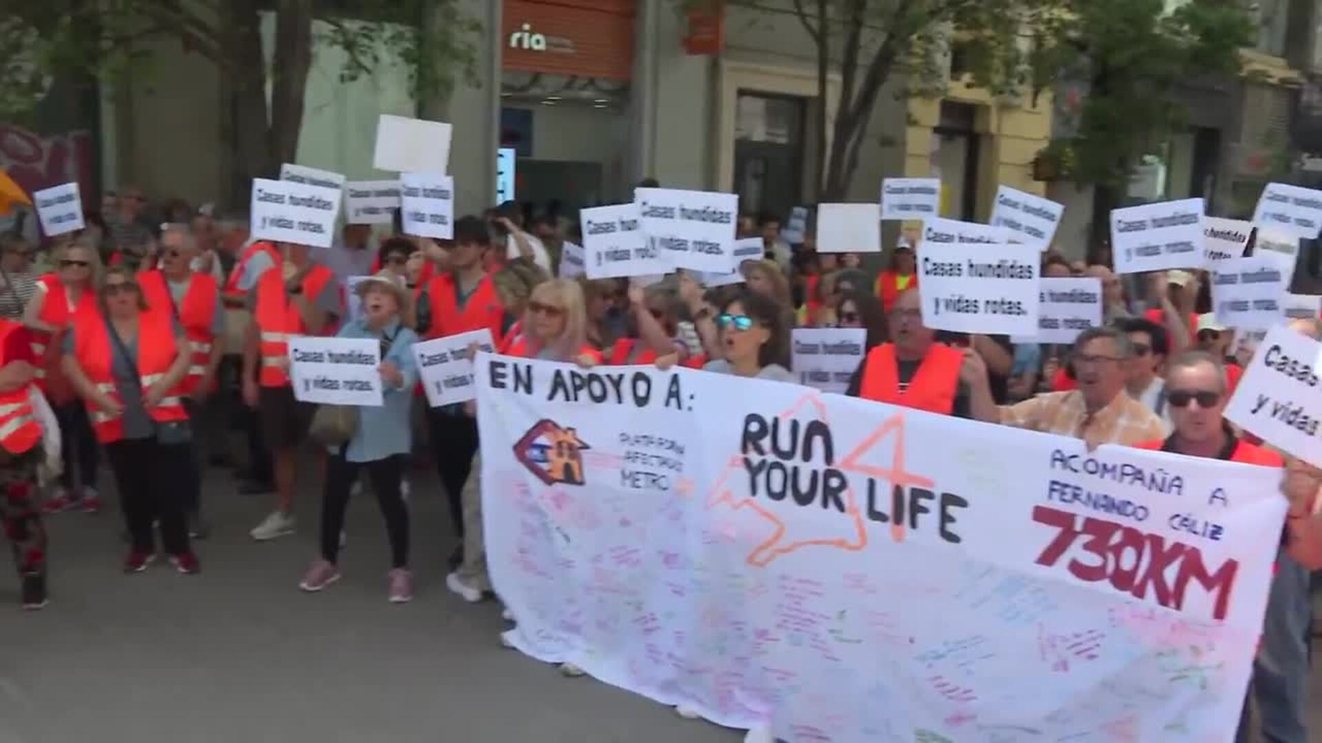 Afectados por la línea 7B de Metro protestan contra Ayuso | El Norte de ...