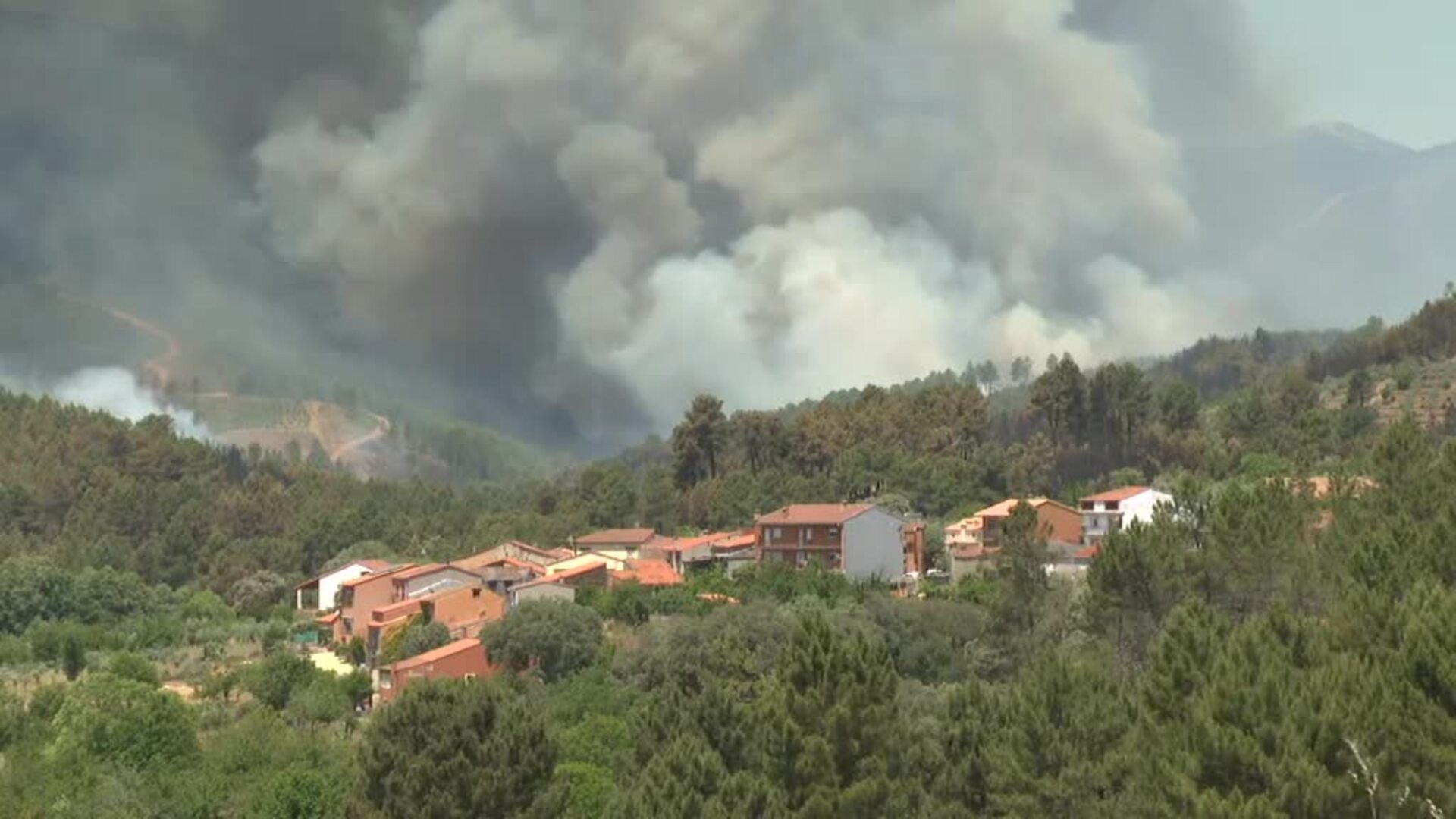 El incendio forestal de Pinofranqueado, en Cáceres, amenaza varios nucleos de población