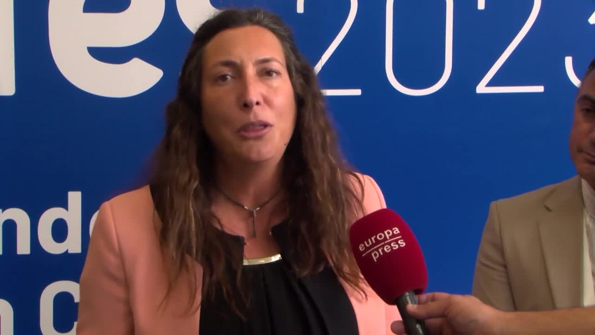 Loles López agradece la labor del Grupo Social Lares por su ayuda a personas dependientes