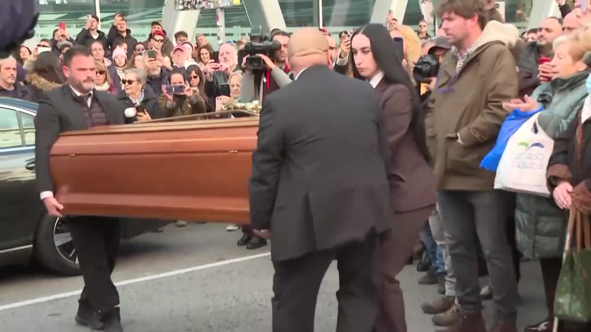 El féretro de Concha Velasco llega al teatro de La Latina