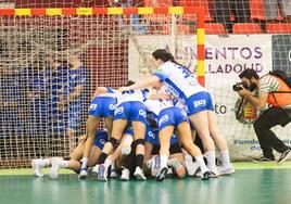 Las jugadoras del Aula celebran el triunfo ante el Guardés.