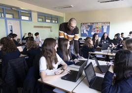 Alumnos trabajan en clase con ordenadores en el colegio Amor de Dios.