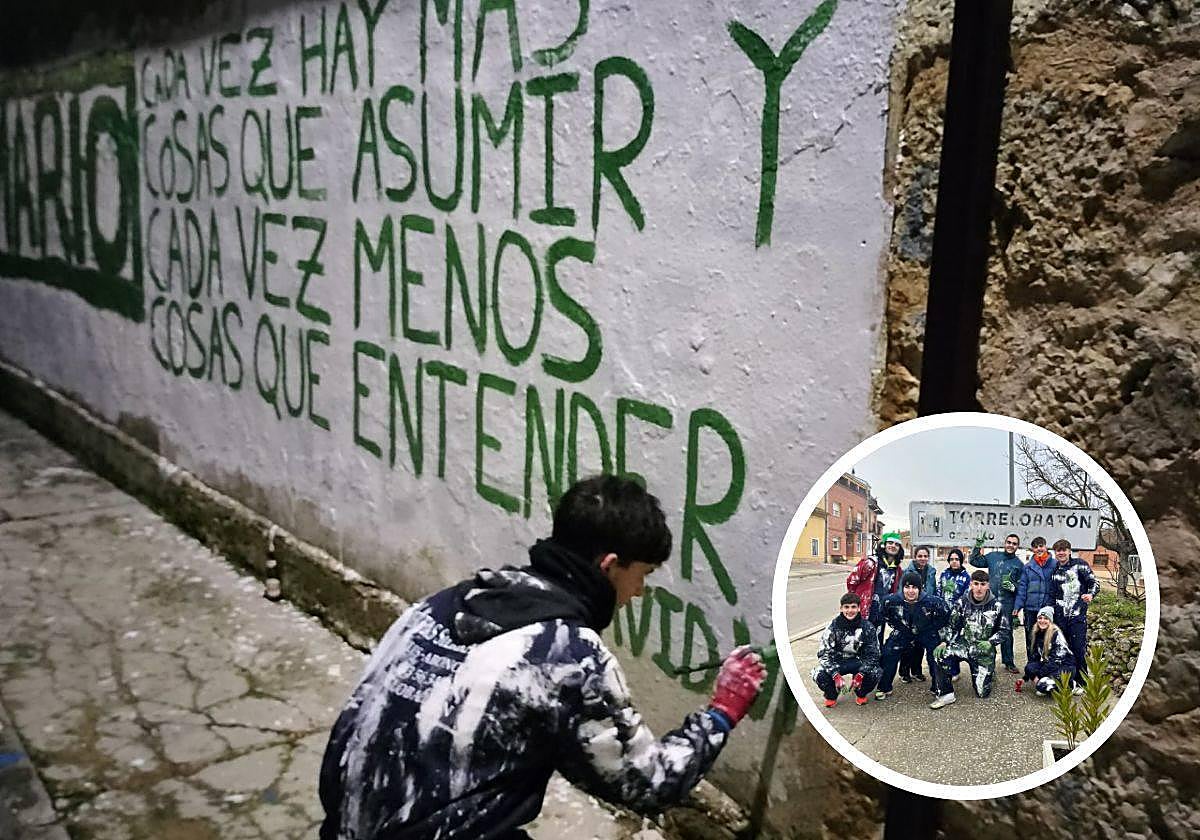 Un quinto pintando una de las frases célebres. En detalle, los quintos torreños de este año.