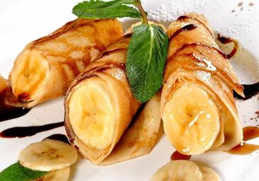 Crepes rellenos de plátano y cubiertos de chocolate