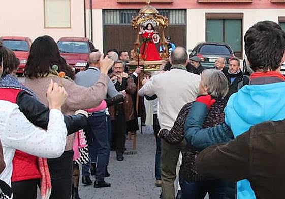 Danzas frente a la imagen del Niño de la Bola.