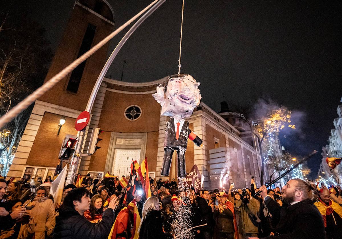 Los manifestantes en Ferraz cuelgan el muñueco de Pedro Sánchez.