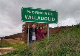 Iñaki Carrascal y Mari Paz Hortelano bajo un cartel de la provincia de Valladolid.