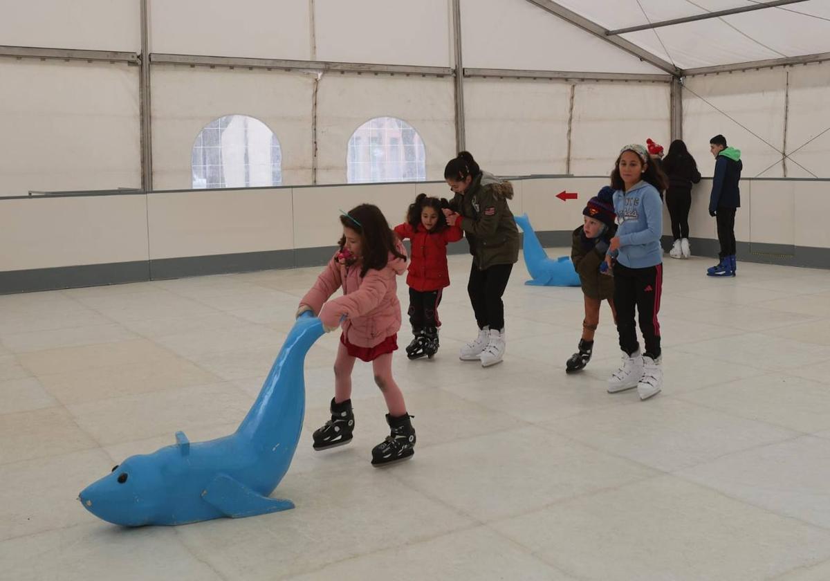 Los niños disfrutan de la pista de hielo al poco se ser inaugurada.