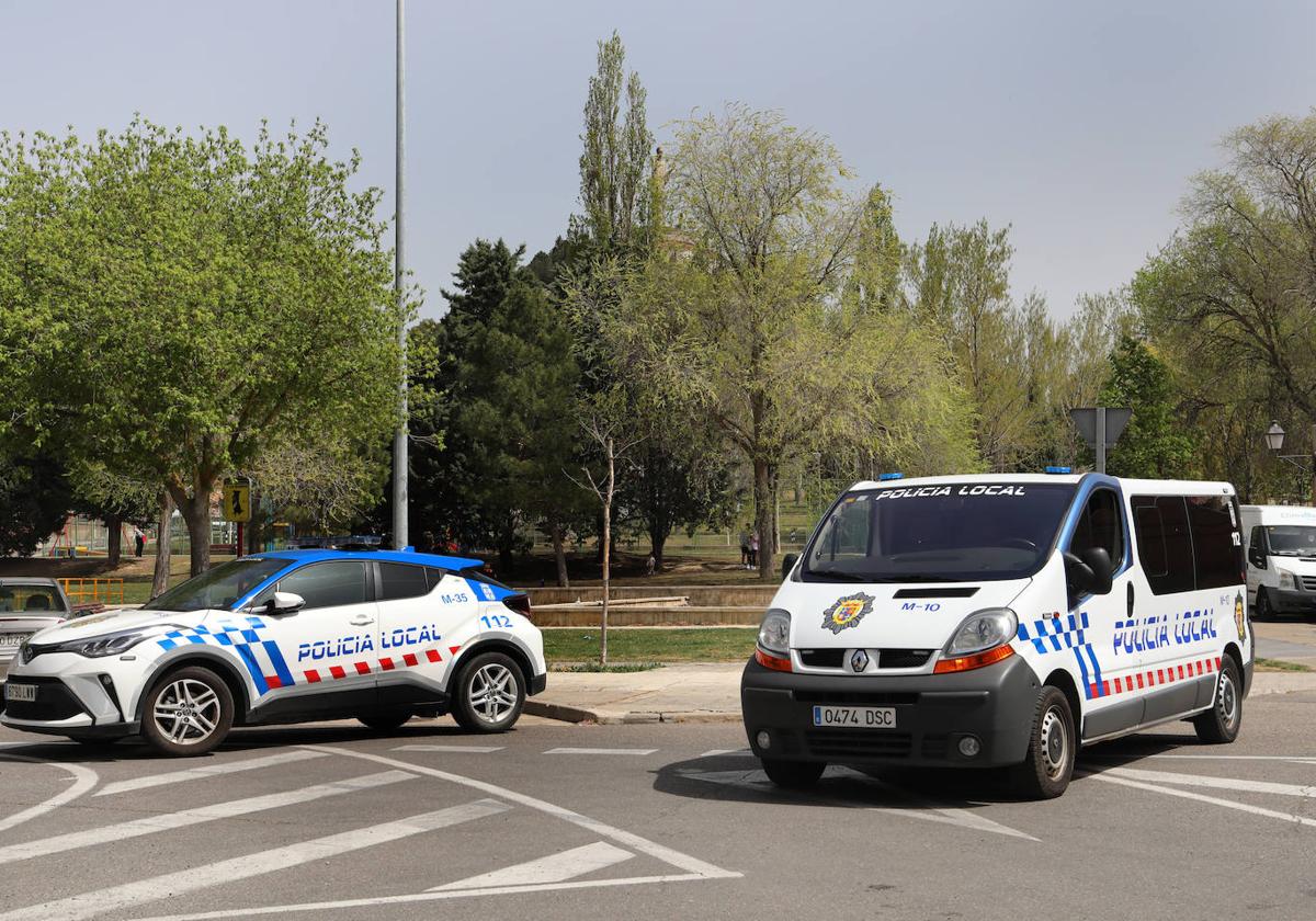 Dos vehículos de la Policía Local en una imagen de archivo.