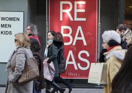 Una tienda de Sfera en Valladolid anuncia las rebajas en su escaparate.