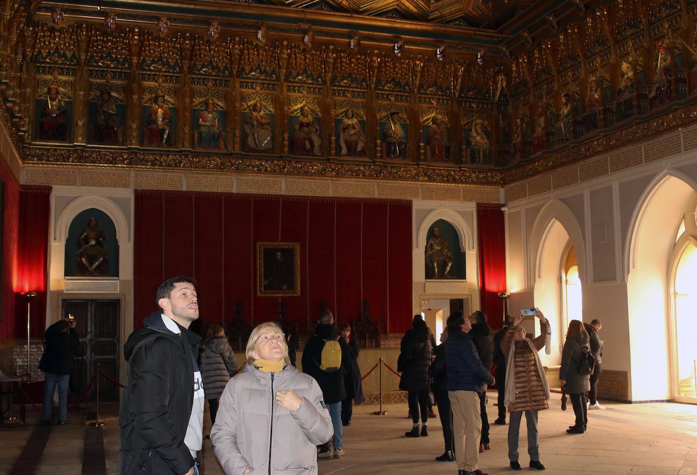 Turistas en el interior de una de las salas del Alcázar.