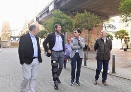 Óscar Puente junto al viaducto de Arco de Ladrillo durante la campaña, junto a sus concejales Juan Carlos Hernández, Pedro Herrero y Alberto Palomino.