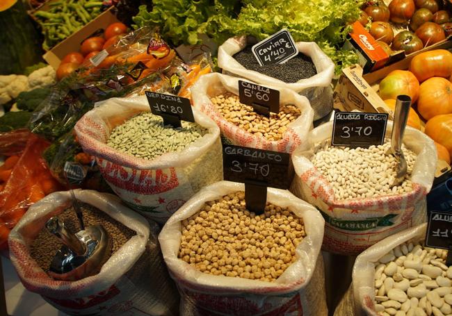 Diferentes variedades de legumbres en el Mercado del Val.