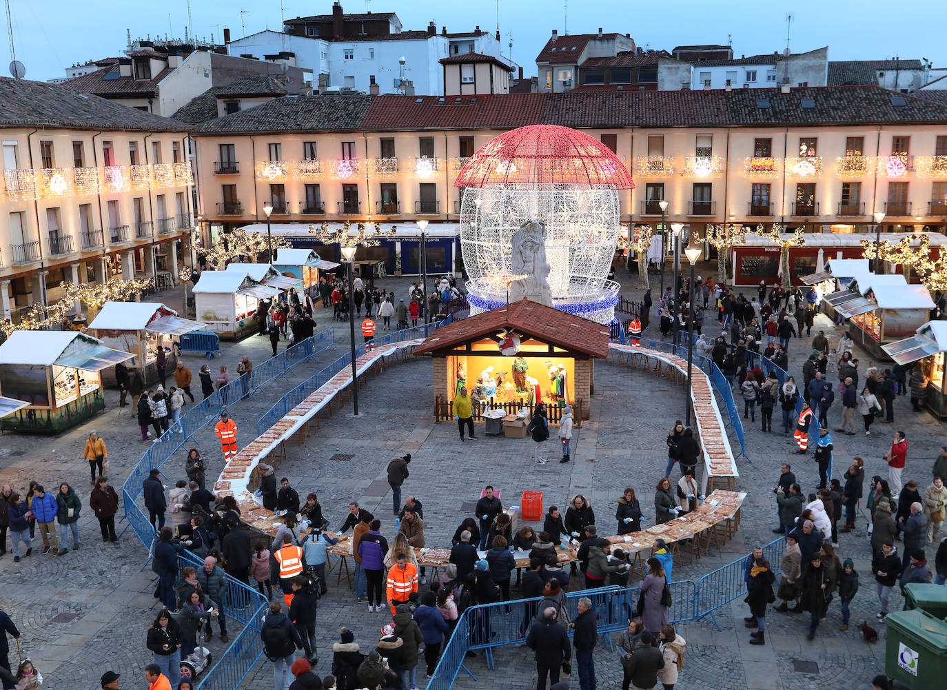 Reparto del tradicional roscón de Reyes en la Plaza Mayor