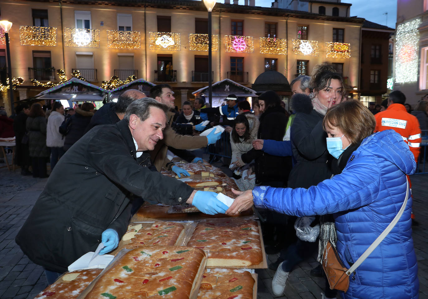 Reparto del tradicional roscón de Reyes en la Plaza Mayor