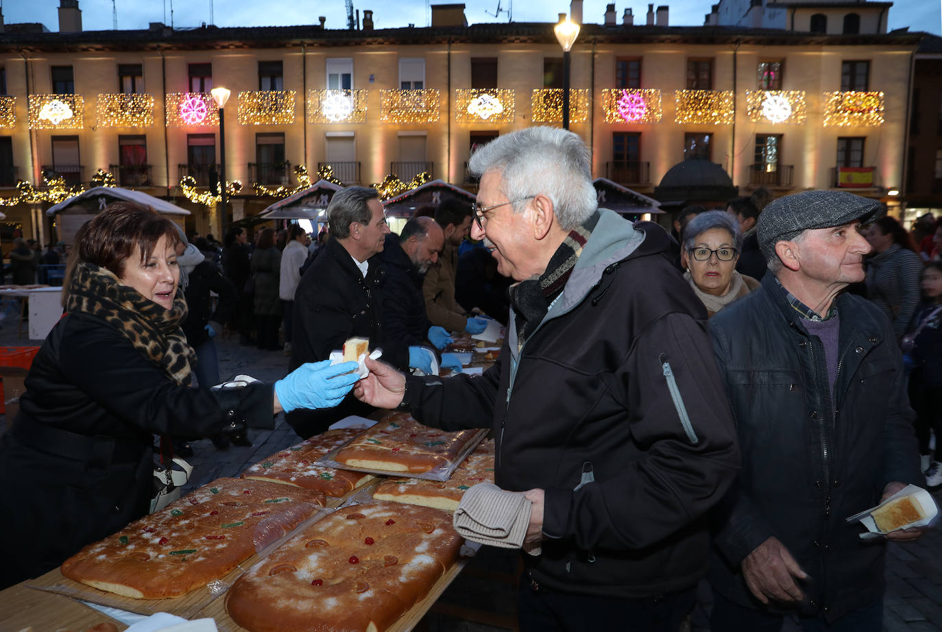 Reparto del tradicional roscón de Reyes en la Plaza Mayor