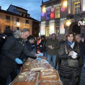 Reparto del tradicional roscón de Reyes en la Plaza Mayor