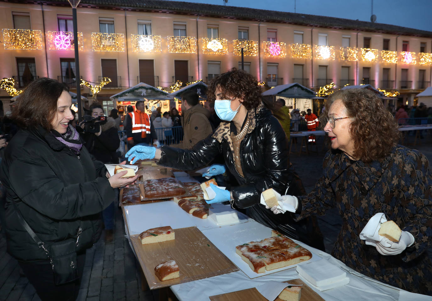 Reparto del tradicional roscón de Reyes en la Plaza Mayor