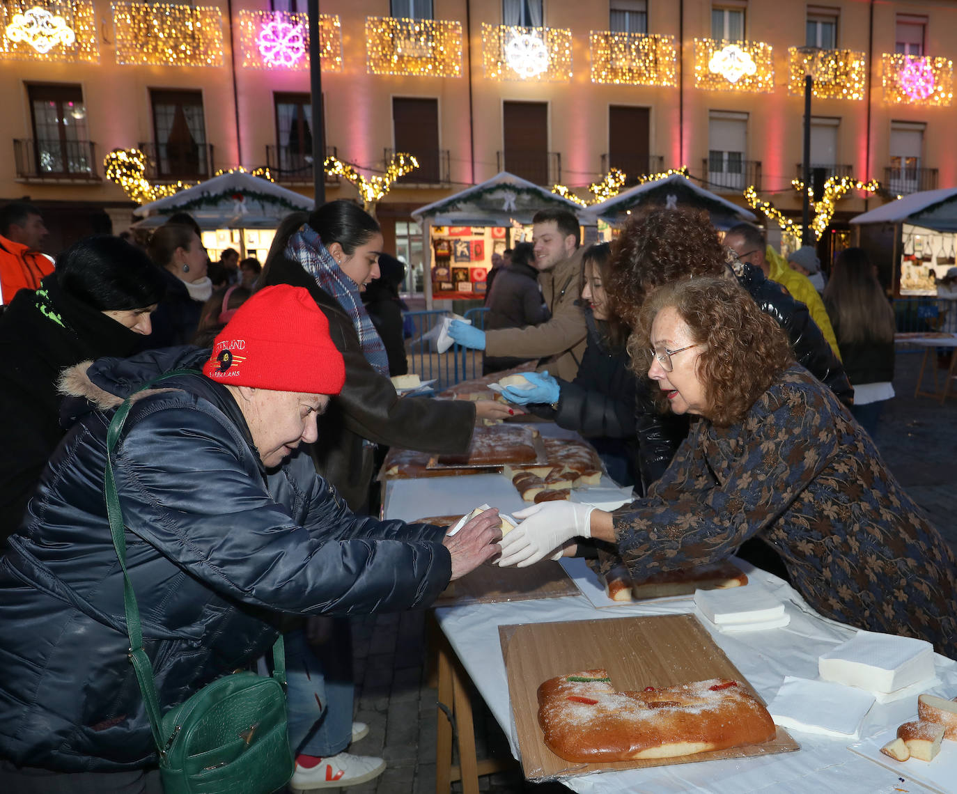 Reparto del tradicional roscón de Reyes en la Plaza Mayor