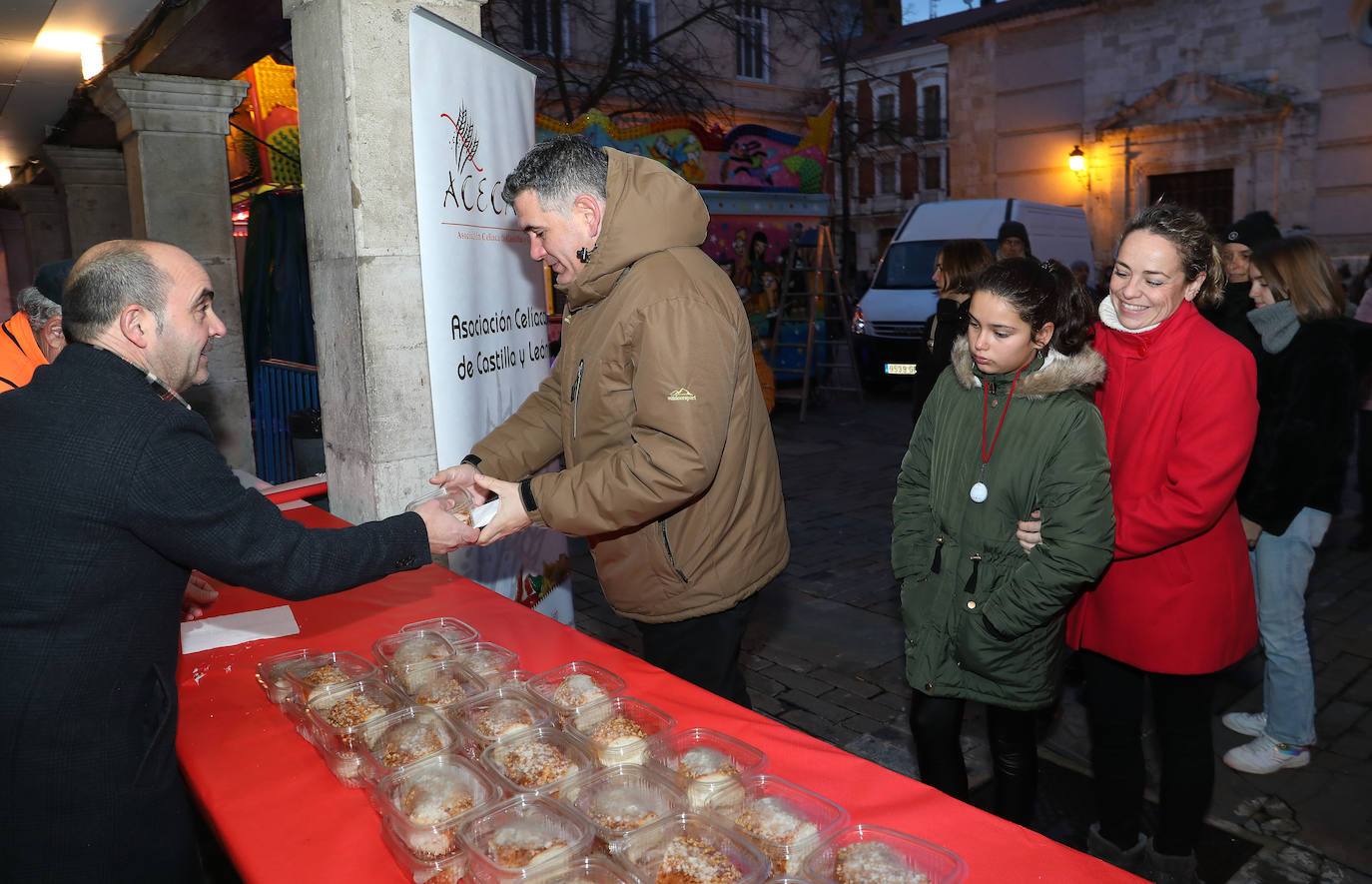 Reparto del tradicional roscón de Reyes en la Plaza Mayor