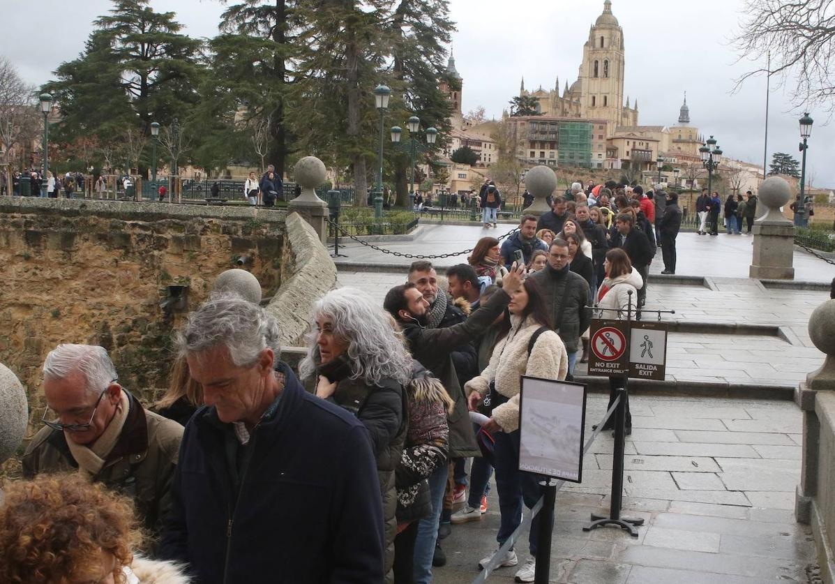 Cola de personas que aguardan entrar en el Alcázar de Segovia.