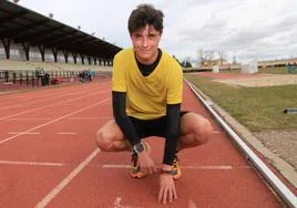 Alejandro Domingo, el ganador más joven de la Carrera de Fin de Año, en las pistas de atletismo de Segovia.