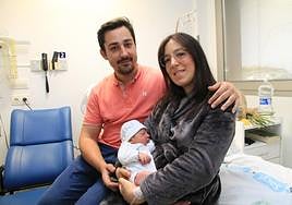 Guillermo Martín y Alba Santiuste posan con su hijo Gael en el Hospital General de Segovia.