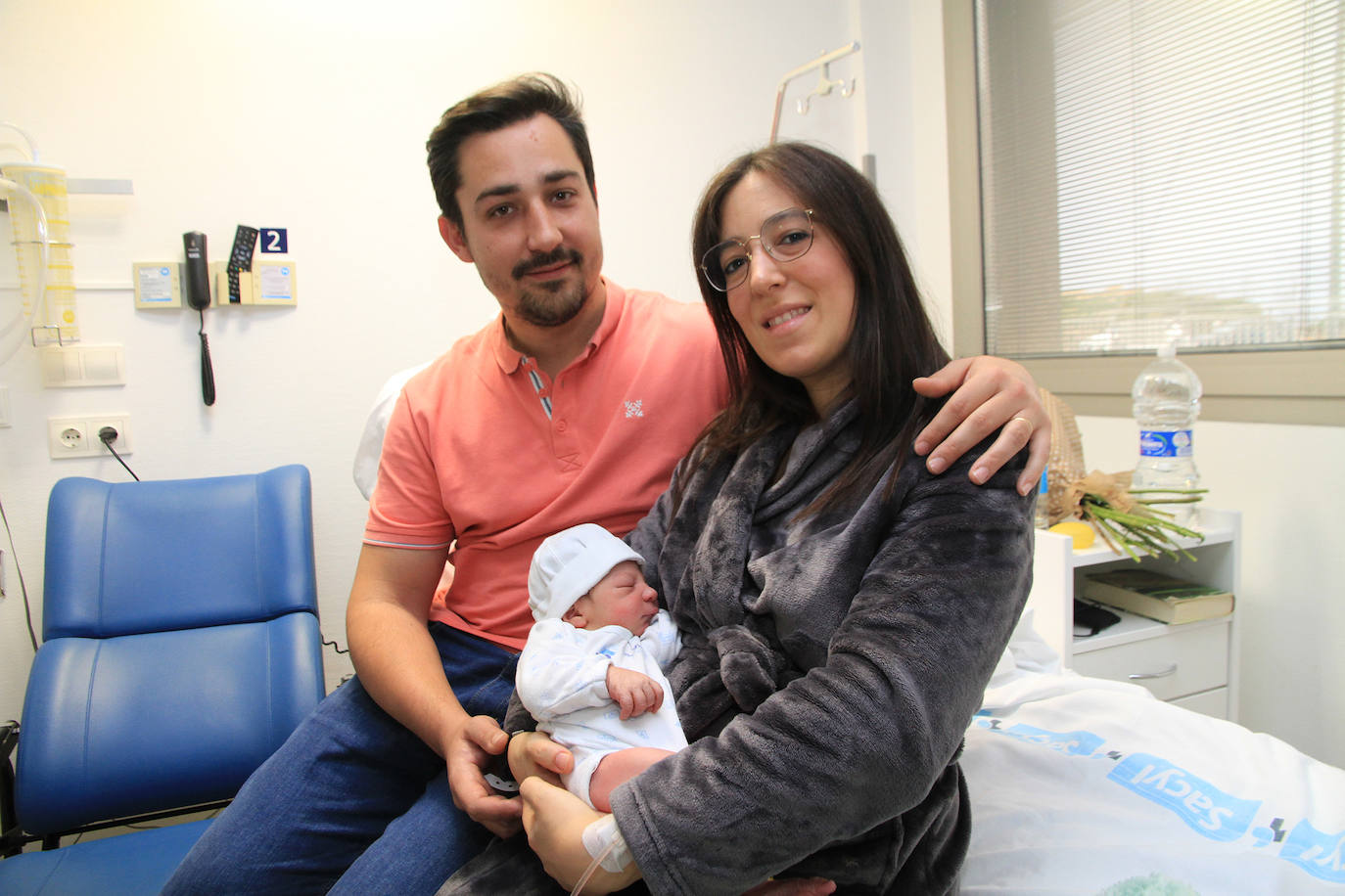 Guillermo Martín y Alba Santiuste posan con su hijo Gael en el Hospital General de Segovia.