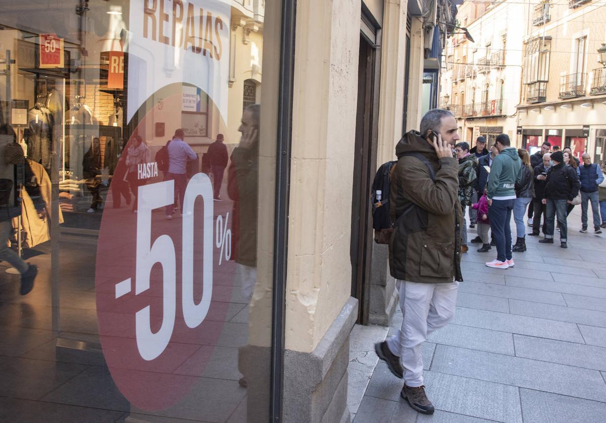 Rebajas en un local céntrico de Segovia.