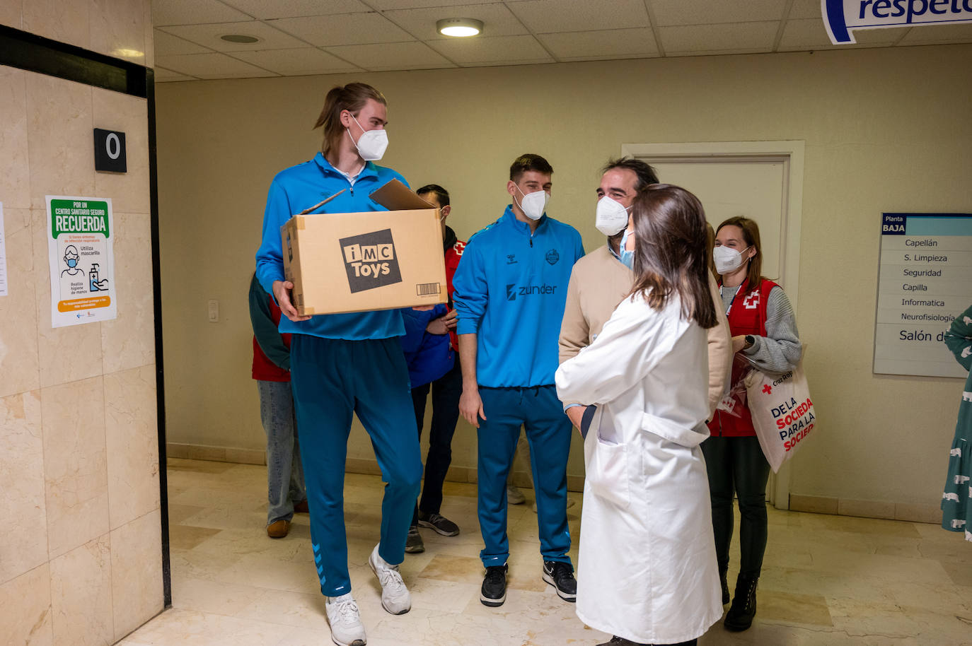 Los jugadores del Zunder se convierten en Reyes Magos en el Hospital Río Carrión