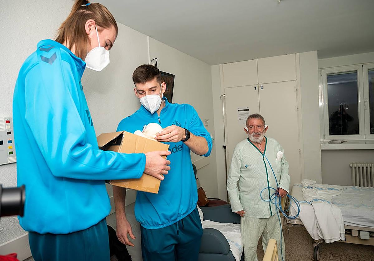 Los jugadores del Zunder se convierten en Reyes Magos en el Hospital Río Carrión