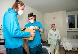 Los jugadores del Zunder se convierten en Reyes Magos en el Hospital Río Carrión