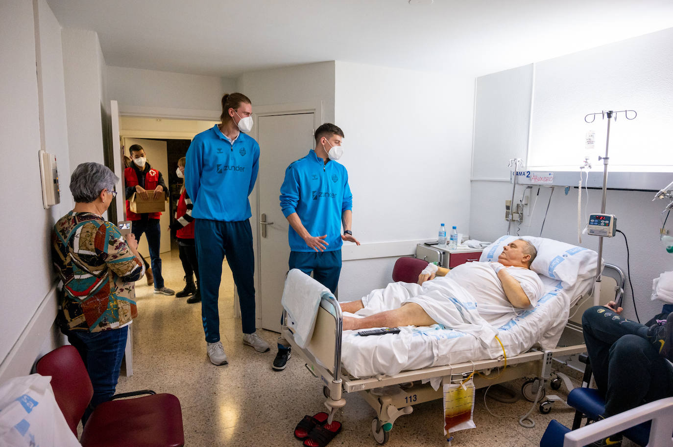 Los jugadores del Zunder se convierten en Reyes Magos en el Hospital Río Carrión