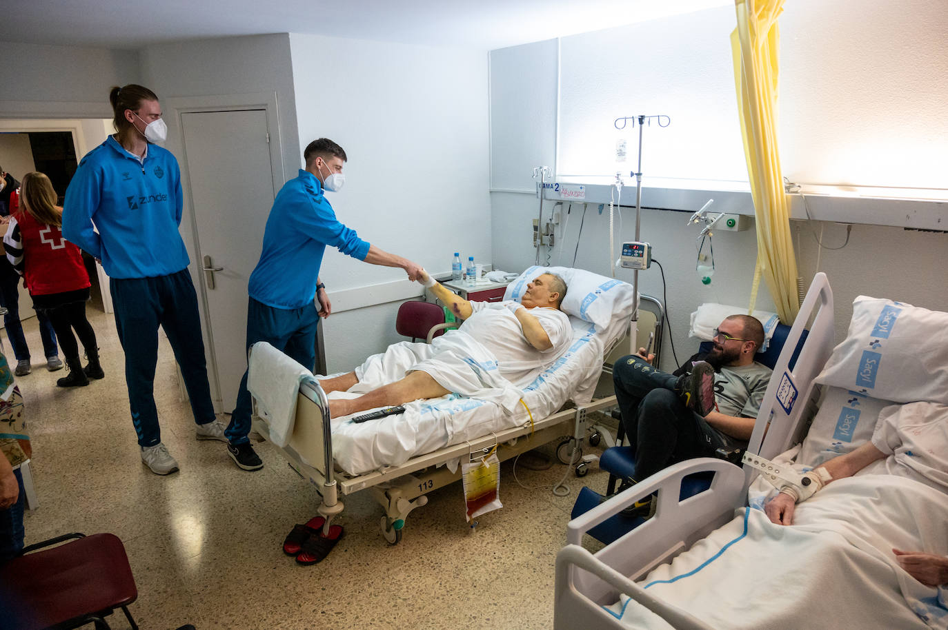 Los jugadores del Zunder se convierten en Reyes Magos en el Hospital Río Carrión