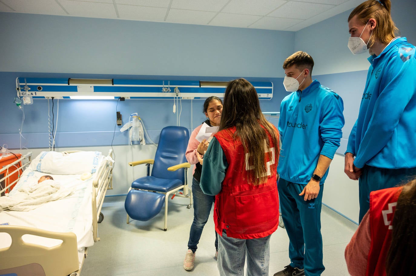 Los jugadores del Zunder se convierten en Reyes Magos en el Hospital Río Carrión