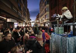 Los Reyes Magos reparten caramelos en la calle Mantería