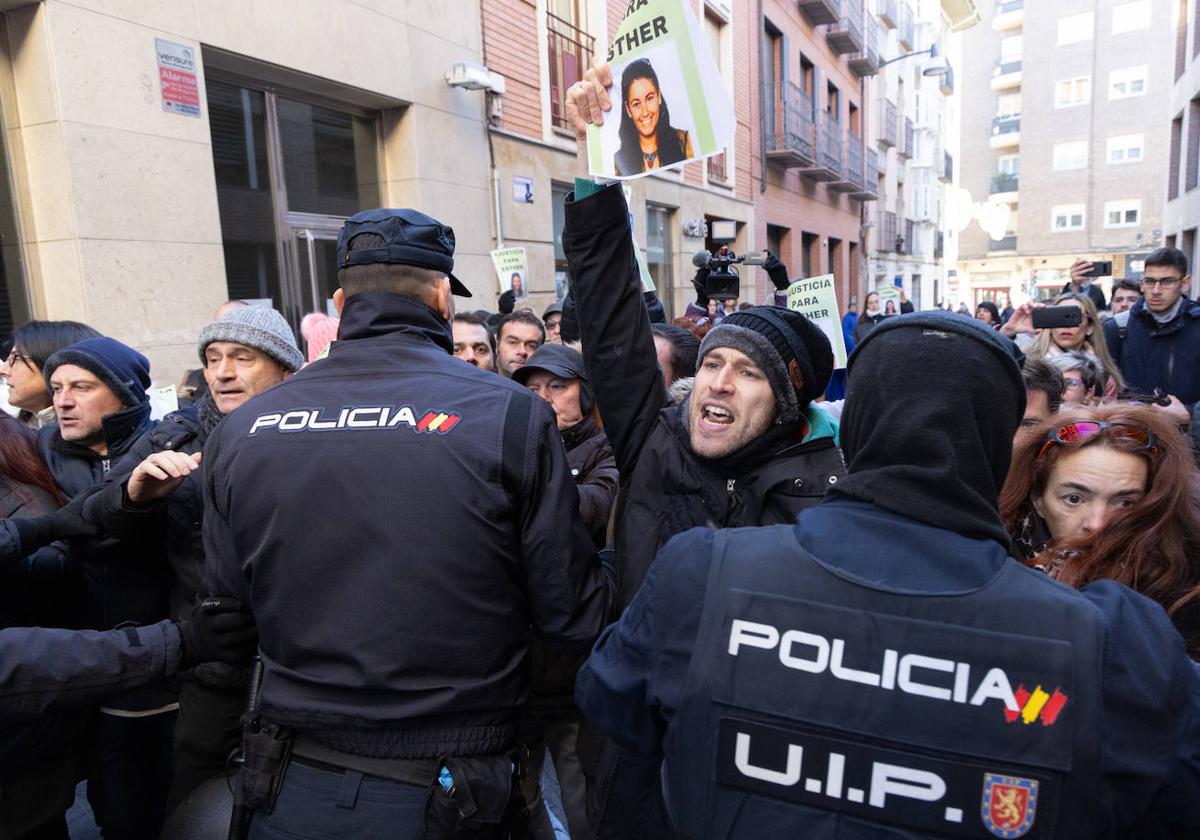 Protesta ante los juzgados con motivo de la declaración de Óscar S.