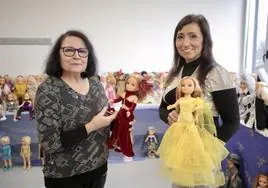 Julia Camino y sus hija Eva muestran algunas de las Nancys de la exposición.