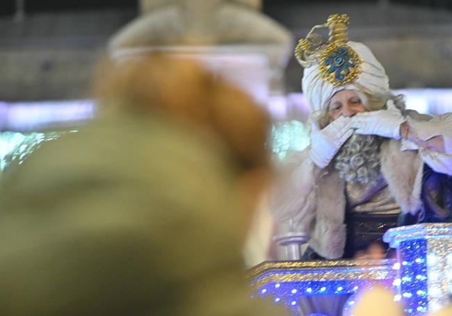 Melchor lanza un beso desde su carroza.