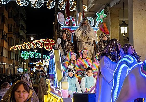 Melchor saluda desde la carroza duranta la Cabalgata de Reyes.