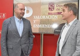 Alberto Peñas (izq.) charla con el portavoz socialista en la Diputación, Máximo San Macario, en una comparecencia del grupo.